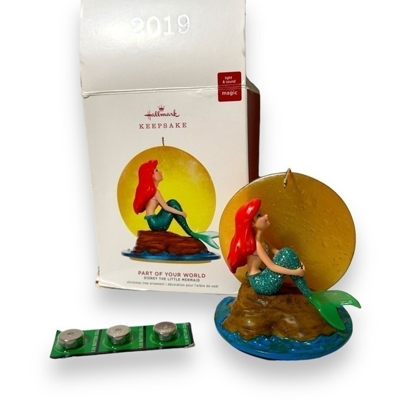 Hallmark Ornament 2019 Disney The Little Mermaid Part of Your World Song & Light - Picture 1 of 4
